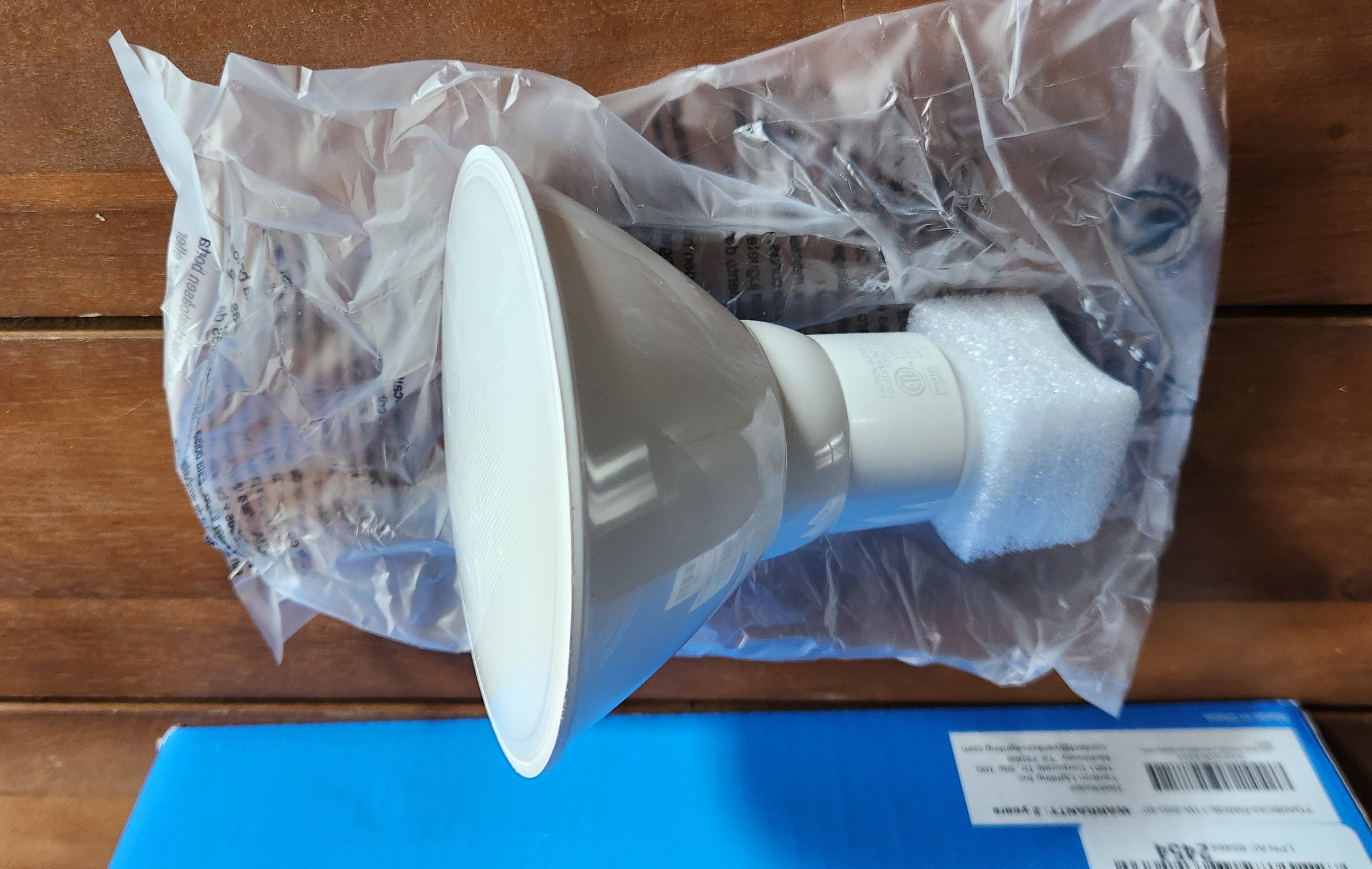 Energetic PAR38 LED Flood Outdoor Light Bulb, 5000K Daylight, 90 Watt Equivalent 6 pack