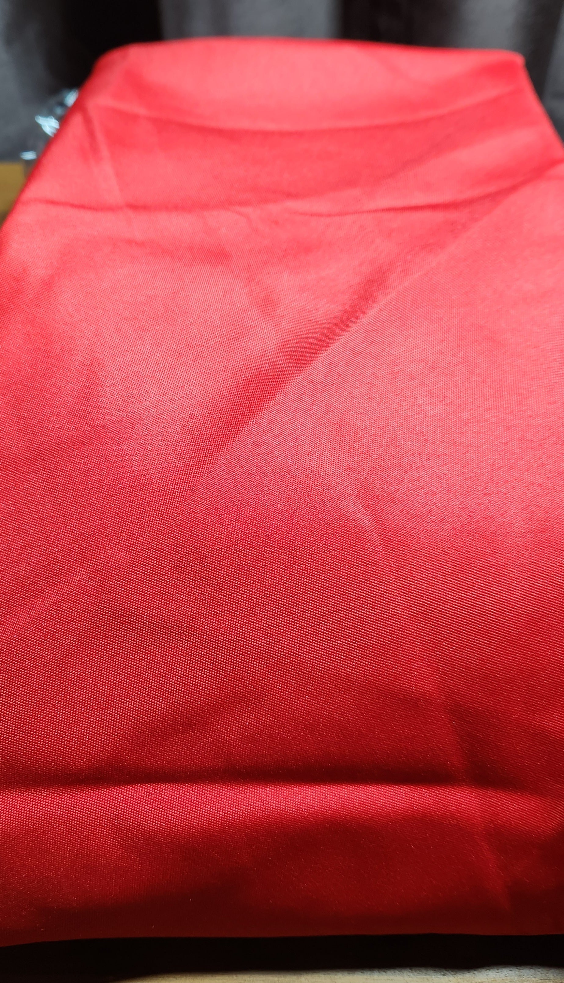 6 Pack Red Round Tablecloths 70 Inch for 30“-48” Tables